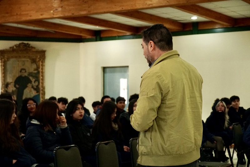 Estudiantes participan en charla sobre prevención del consumo de sustancias